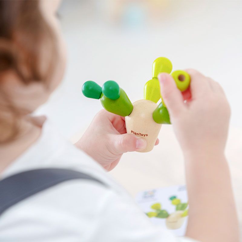 mini jeu, Mikado cactus en bois, dès 3 ans, facile en emmener dans sa boite de rangement petite et pratique! Plan Toys